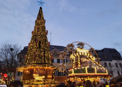Bonner Weihnachtsbaum mit historischem Riesenrad und Beethovendenkmal