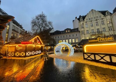 Die Riesen-Weihnachtskugel auf dem Remigiusplatz in Bonn