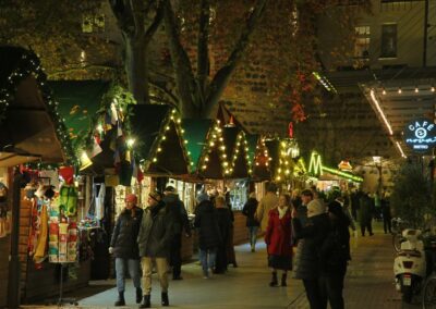 Flanieren bei den Ständen der Kunsthandwerker auf dem Bottlerplatz