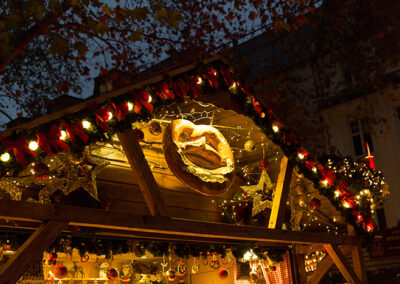 Weihnachtlich dekorierter Dachgiebel der Brezel-Hütte