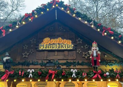 Weihnachtlich geschmückter Dachgiebel der Bonbon-Manufaktur