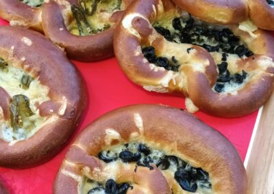Deftige Brezel mit Oliven oder Jalapeño-Ringen und Käse gibt´s am Münsterplatz