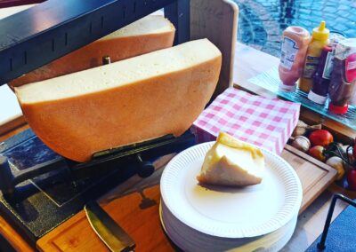 Feiner Französischer Raclette Käse auf dem Münsterplatz