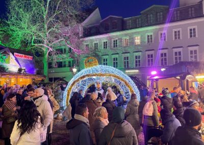 Trubel vor der Waldhütte von Rudolf K. Barth